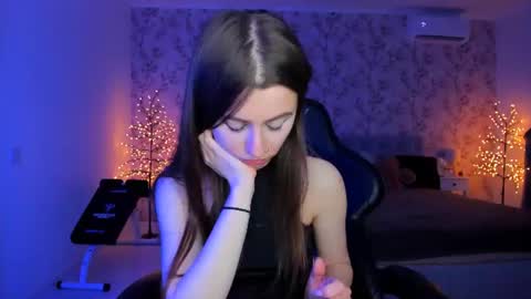 Snapshot of hotmolly_ chatting on 06/20/26, 06:33 hotmolly_ online show from 06/20/26, 06:33