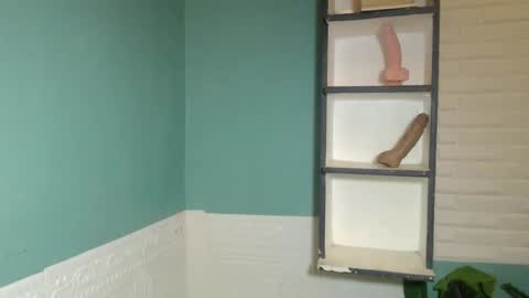 Snapshot of hotsexyaveryxx chatting on 12/19/25, 03:41 Suzete online show from 12/19/25, 03:41