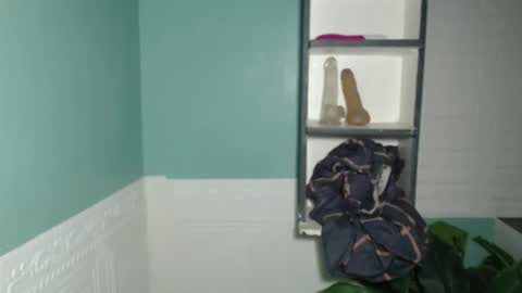 Snapshot of hotsexyaveryxx chatting on 12/20/25, 03:46 Suzete online show from 12/20/25, 03:46