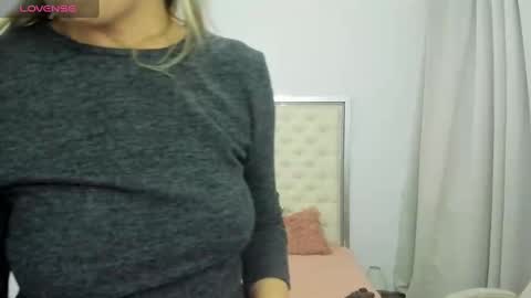 Snapshot of hott_eryka chatting on 10/02/25, 08:21 Eryka online show from 10/02/25, 08:21