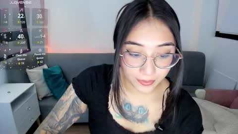 Snapshot of hottbee1 chatting on 11/28/25, 08:00 AMY online show from 11/28/25, 08:00