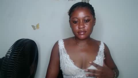 Snapshot of hottie_ebonie chatting on 10/31/25, 11:50 Ella online show from 10/31/25, 11:50
