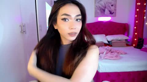 Snapshot of hottie_lexie chatting on 12/22/24, 09:11 LEXIE- dont forget to give me thumbs up online show from 12/22/24, 09:11