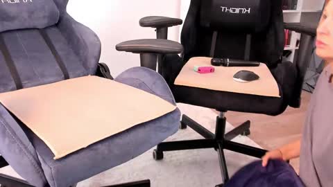 Snapshot of hottyblonds chatting on 10/25/25, 10:45 Nessie and Jessie online show from 10/25/25, 10:45