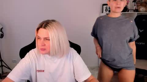 Snapshot of hottyblonds chatting on 12/21/25, 11:06 Nessie and Jessie online show from 12/21/25, 11:06