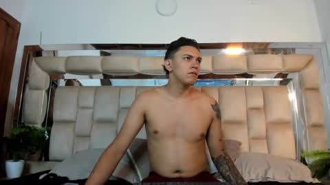 Snapshot of hotvolltage chatting on 11/06/25, 12:17 online show from 11/06/25, 12:17