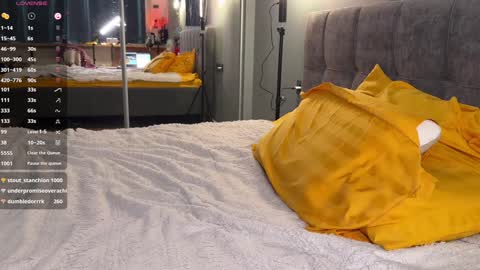 Snapshot of howtoreachorgasm chatting on 12/19/24, 12:24 Elizabeth online show from 12/19/24, 12:24