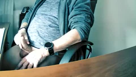 Snapshot of hpeter111 chatting on 12/21/25, 10:39 Peter online show from 12/21/25, 10:39