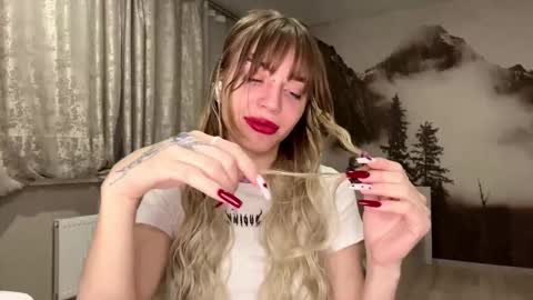 Snapshot of hsiuscherich chatting on 12/15/25, 02:10 hsiuscherich online show from 12/15/25, 02:10