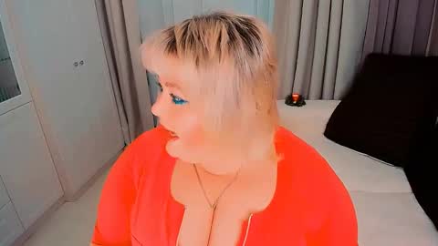 Snapshot of huge_booobs chatting on 12/31/24, 04:35 milli online show from 12/31/24, 04:35