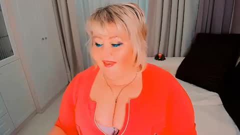 Snapshot of huge_booobs chatting on 01/01/25, 12:43 milli online show from 01/01/25, 12:43