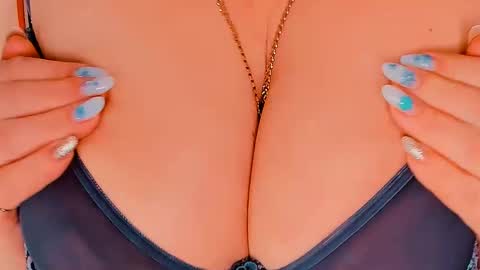 Snapshot of huge_booobs chatting on 01/09/25, 07:18 milli online show from 01/09/25, 07:18