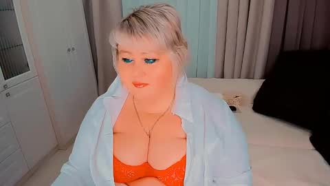 Snapshot of huge_booobs chatting on 01/13/25, 07:42 milli online show from 01/13/25, 07:42