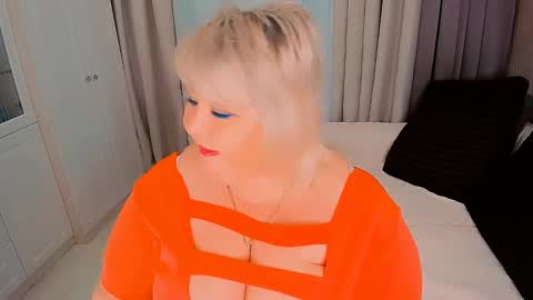 Snapshot of huge_booobs chatting on 01/19/25, 08:30 milli online show from 01/19/25, 08:30