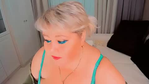 Snapshot of huge_booobs chatting on 01/21/25, 07:06 milli online show from 01/21/25, 07:06