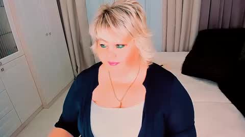 Snapshot of huge_booobs chatting on 01/26/25, 01:58 milli online show from 01/26/25, 01:58