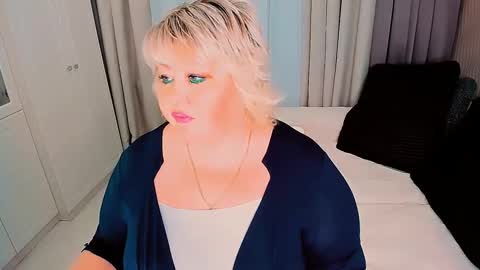 Snapshot of huge_booobs chatting on 01/26/25, 05:02 milli online show from 01/26/25, 05:02