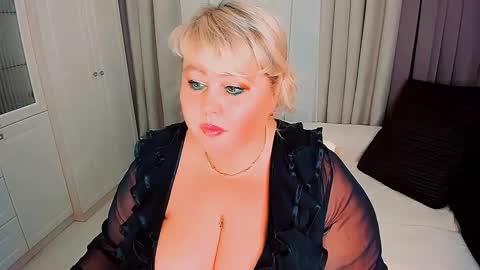 Snapshot of huge_booobs chatting on 01/28/25, 08:58 milli online show from 01/28/25, 08:58