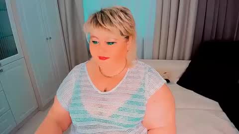 Snapshot of huge_booobs chatting on 02/23/25, 12:37 milli online show from 02/23/25, 12:37