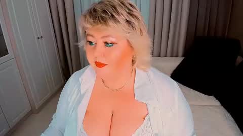 Snapshot of huge_booobs chatting on 03/08/25, 07:20 milli online show from 03/08/25, 07:20