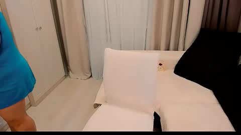 Snapshot of huge_booobs chatting on 09/23/25, 07:06 milli online show from 09/23/25, 07:06