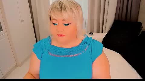 Snapshot of huge_booobs chatting on 09/25/25, 06:39 milli online show from 09/25/25, 06:39