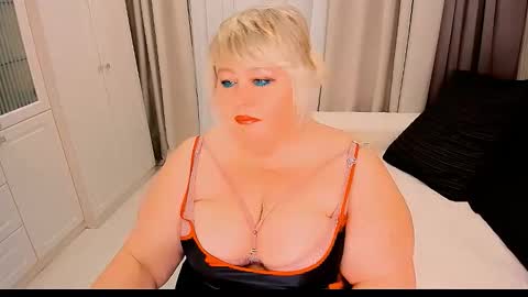 Snapshot of huge_booobs chatting on 09/29/25, 06:35 milli online show from 09/29/25, 06:35