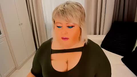 Snapshot of huge_booobs chatting on 10/17/25, 06:38 milli online show from 10/17/25, 06:38