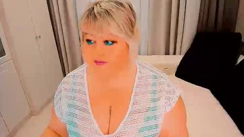 Snapshot of huge_booobs chatting on 10/22/25, 07:08 milli online show from 10/22/25, 07:08