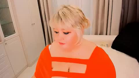 Snapshot of huge_booobs chatting on 11/14/25, 01:54 milli online show from 11/14/25, 01:54