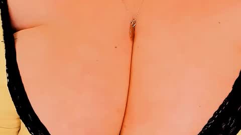 Snapshot of huge_booobs chatting on 11/18/25, 08:02 milli online show from 11/18/25, 08:02