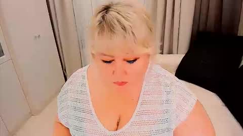 Snapshot of huge_booobs chatting on 11/24/25, 07:24 milli online show from 11/24/25, 07:24