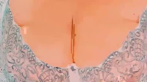 Snapshot of huge_booobs chatting on 11/25/25, 05:35 milli online show from 11/25/25, 05:35