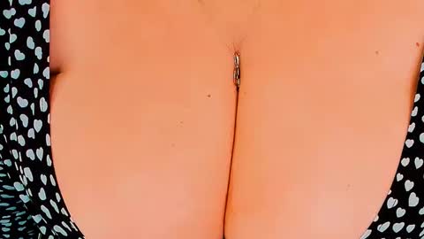 Snapshot of huge_booobs chatting on 11/26/25, 06:42 milli online show from 11/26/25, 06:42