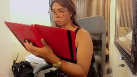 Snapshot of hugecockgoddessxxx chatting on 12/23/24, 11:04 Queen karen grey online show from 12/23/24, 11:04