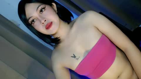 Snapshot of hugecockyanny chatting on 01/11/25, 11:23 Yhanie online show from 01/11/25, 11:23