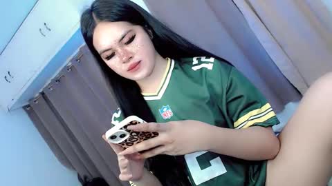 Snapshot of hugecockyanny chatting on 10/23/25, 11:09 Yhanie online show from 10/23/25, 11:09