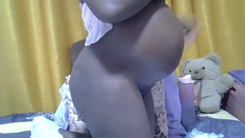 Snapshot of hugetities003 chatting on 12/17/24, 06:42 Winnie online show from 12/17/24, 06:42