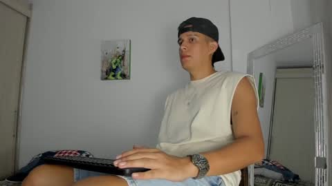 Snapshot of hugosan2 chatting on 12/13/24, 02:10 Hugo online show from 12/13/24, 02:10