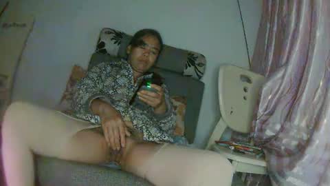 hujiajia520321431 online show from 10/27/25, 09:08