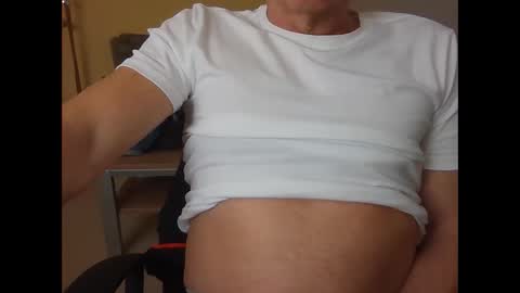 Snapshot of hundeleine chatting on 02/14/25, 10:07 hundeleine online show from 02/14/25, 10:07