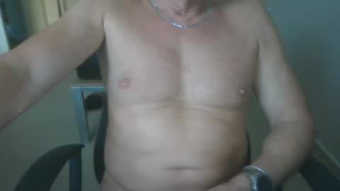 Snapshot of hundeleine chatting on 11/05/25, 03:01 hundeleine online show from 11/05/25, 03:01