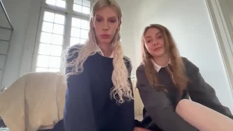 Alice help me reach 100 likes  online show from 04/25/26, 02:25