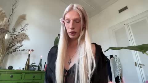 Alice help me reach 100 likes  online show from 05/14/26, 05:09