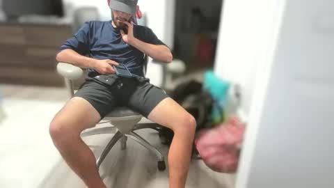 Snapshot of hungbistud916 chatting on 12/05/25, 06:00 hungbistud916 online show from 12/05/25, 06:00