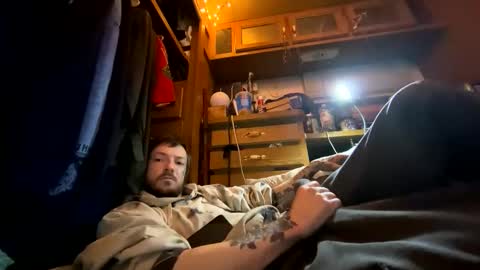 Snapshot of hungcocklg chatting on 12/15/25, 01:21 hungcocklg online show from 12/15/25, 01:21