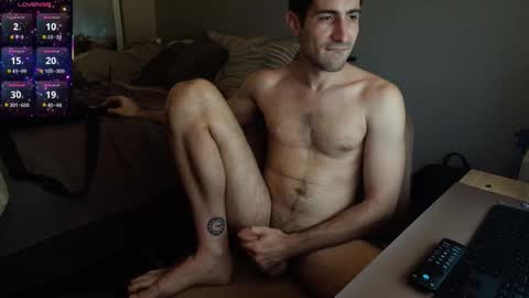 Snapshot of hungtechguy chatting on 11/17/25, 08:25 HungTechGuy online show from 11/17/25, 08:25