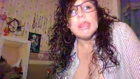 Snapshot of hunnyshaker chatting on 11/26/25, 08:48 Hunnyshaker online show from 11/26/25, 08:48