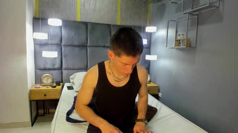 Snapshot of hunterheat_ chatting on 09/17/25, 12:40 hunterheat_ online show from 09/17/25, 12:40