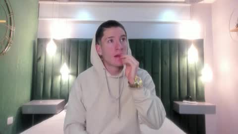 Snapshot of hunterheat_ chatting on 11/18/25, 12:20 hunterheat_ online show from 11/18/25, 12:20